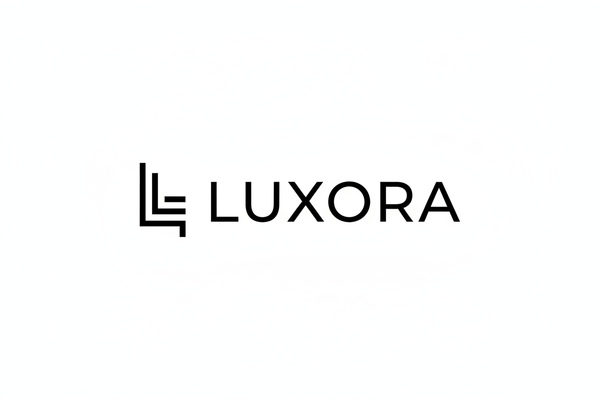 Logo minimaliste noir sur fond blanc avec le mot LUXORA et un symbole géométrique à gauche