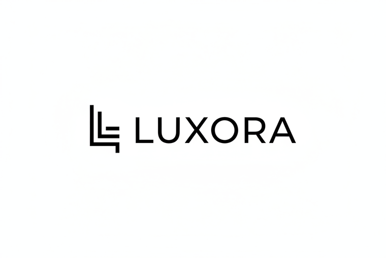 Logo minimaliste noir sur fond blanc avec le mot LUXORA et un symbole géométrique à gauche